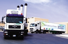 WABCO wird die Almarai-Flotte von mehr als 1.300 LKW mit dem zeitgemäßen Transics-Flottenmanagementsystem ausstatten und dadurch die Sicherheit und Betriebseffizienz des Lebensmittelunternehmens weiter verbessern. WABCO wird die Almarai-Flotte von mehr als 1.300 LKW mit dem zeitgemäßen Transics-Flottenmanagementsystem ausstatten und dadurch die Sicherheit und Betriebseffizienz des Lebensmittelunternehmens weiter verbessern.